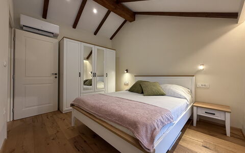 Casa Rossa Ac, Wifi, Prodol - Croazia: Bed, Furniture, Interior Design, Bedroom, Wall, Flooring, Floor, Wood, Ceiling, Bedding
