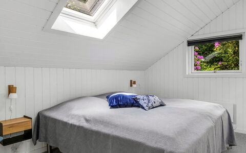 Mila - 30Km from the Sea: Wood, Ceiling, Bedroom, Interior Design, Flooring, Floor, Bedding, Linens, Bed Sheet, Bed