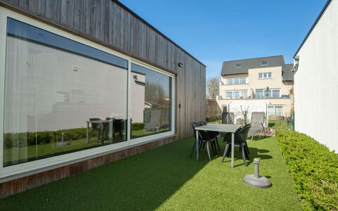 Bredene 484: Home, Garden, Lawn, Yard, Landscaping, Backyard, Artificial Turf, Daylighting, Courtyard, Canidae