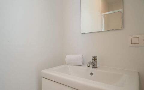 Bredene 484: Wall, Bathroom Sink, Interior Design, Plumbing Fixture, Flooring, Floor, Sink, Bathroom, Tap, Room