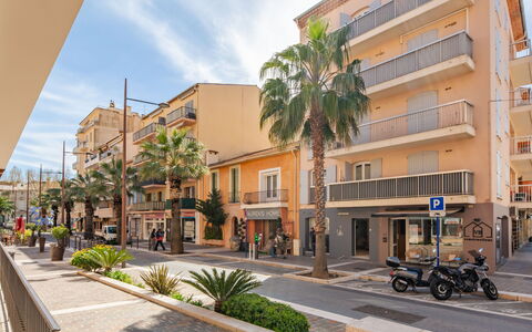 Le Christina: Residential Area, Apartment, Home, Human Settlement, Coastal And Oceanic Landforms, Coast, Sea, Condominium, Resort, Suburb