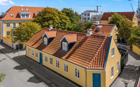 Rami - 250M from the Sea: Building, Window, House, Facade, Residential Area, Roof, Home, Neighbourhood, Town, Human Settlement
