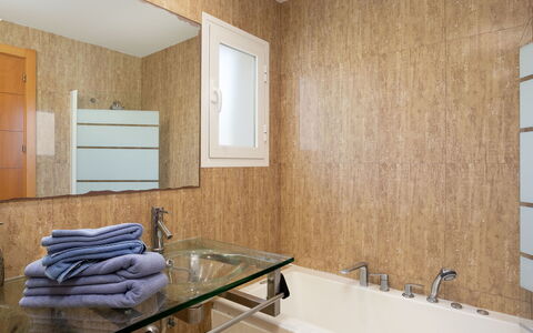 Estepona 657: Wall, Flooring, Plumbing Fixture, Wood, Floor, Interior Design, Sink, Bathroom, Plumbing, Tap