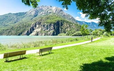 Lago di Mezzola 639: Mountainous Landforms, Mountain, Water, Green, Nature, Natural Landscape, Hill, Mountain Range, Highland, Landscape