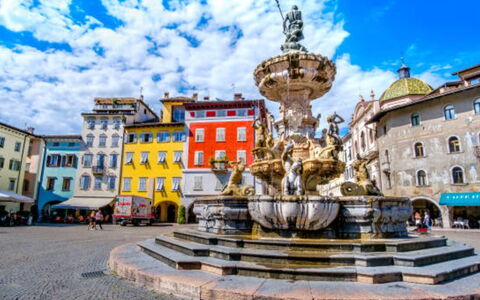 Nonnellini: City, Town, Fountain, Public Space, Town Square, Human Settlement, Tourist Attraction, Metropolis, Plaza