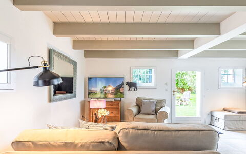 Kleine Reetdachkate: Furniture, Interior Design, Couch, Flooring, Wall, Floor, Ceiling, Wood, Living Room, Room