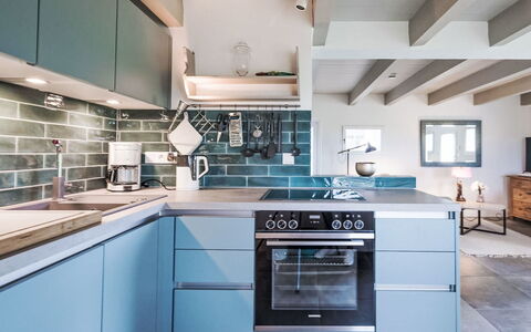 Kleine Reetdachkate: Kitchen Appliance, Kitchen, Countertop, Kitchen Stove, Major Appliance, Cabinetry, Gas Stove, Home Appliance, Stove, Interior Design