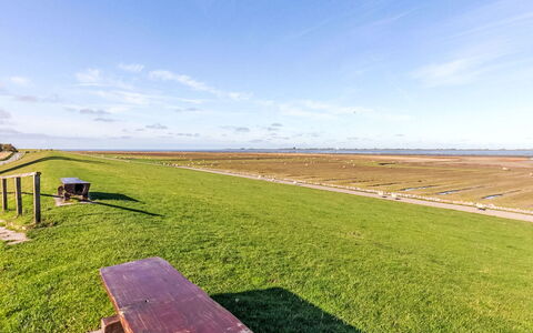 Kleine Reetdachkate: Sky, Green, Grass, Horizon, Grassland, Plain, Ecoregion, Field, Land Lot, Prairie