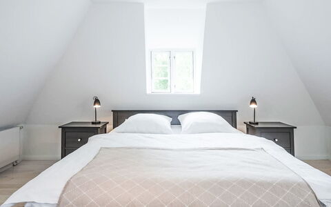 Kleine Reetdachkate: Bed, Bedroom, Interior Design, Flooring, Wood, Bedding, Ceiling, Bed Sheet, Furniture, Floor