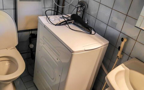 Kelokki: Toilet Seat, Toilet, Plumbing Fixture, Plumbing, Washing Machine, Major Appliance, Bathroom, Tile