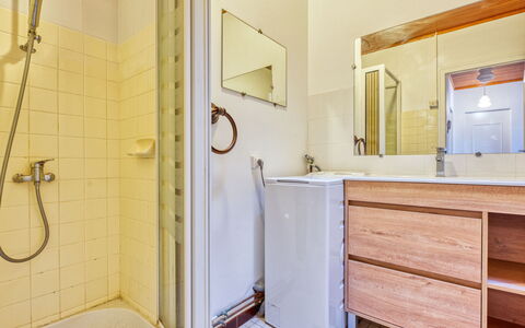 L'Étang: Flooring, Plumbing Fixture, Floor, Bathroom, Interior Design, Plumbing, Bathroom Sink, Mirror, Composite Material, Tile
