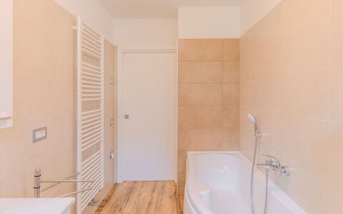 Dro 100: Flooring, Bathroom, Floor, Wall, Plumbing Fixture, Interior Design, Wood, Plumbing, Bathtub, Tap