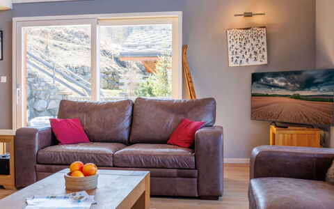 Chalet Roose: Furniture, Interior Design, Couch, Flooring, Wood, Living Room, Room, Floor, Home, Lighting