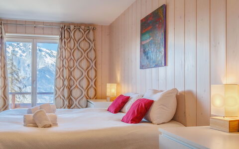 Chalet Roose: Furniture, Interior Design, Wood, Floor, Flooring, Room, Bedroom, Bed, Linens, Ceiling