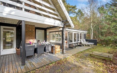 Poul - 1.9Km from the Sea: Cottage, Shed, Hut, Farmhouse, Prairie, Shack, Barn, Log Cabin, Garden Buildings