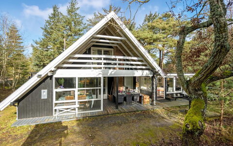 Poul - 1.9Km from the Sea: Cottage, Shed, Hut, Farmhouse, Prairie, Shack, Barn, Log Cabin, Garden Buildings