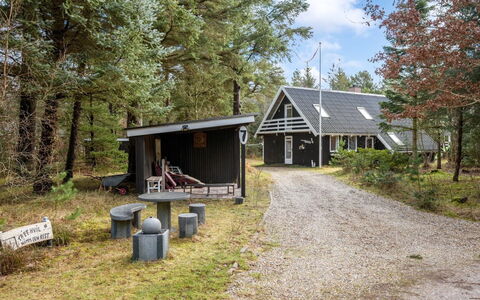 Poul - 1.9Km from the Sea: Cottage, Shed, Hut, Farmhouse, Prairie, Shack, Barn, Log Cabin, Garden Buildings