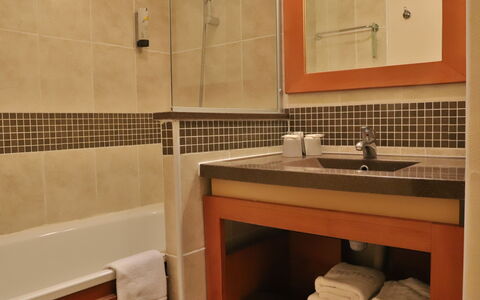 Grospierres 602: Bathroom, Interior Design, Wall, Plumbing Fixture, Flooring, Bathroom Sink, Floor, Sink, Plumbing, Tap