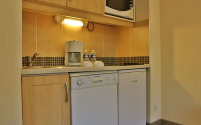 Le Vallon 602.2: Interior Design, Wall, Major Appliance, Countertop, Flooring, Kitchen, Kitchen Appliance, Wood, Floor, Cabinetry