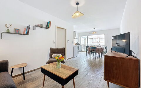 Océanide: Apartment, Balcony, Condominium, Chair, Aluminium, Handrail, Hardwood, Daylighting, Penthouse Apartment, Deck