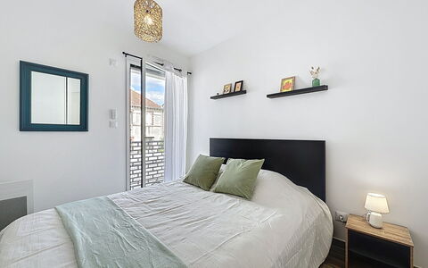 Océanide: Apartment, Balcony, Condominium, Chair, Aluminium, Handrail, Hardwood, Daylighting, Penthouse Apartment, Deck