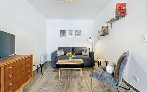 Océanide: Apartment, Balcony, Condominium, Chair, Aluminium, Handrail, Hardwood, Daylighting, Penthouse Apartment, Deck