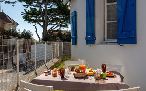 Les Gobions: Swimming Pool, Composite Material, Apartment, Condominium, Villa, Landscaping, Resort, Hotel, Balcony, Eco Hotel