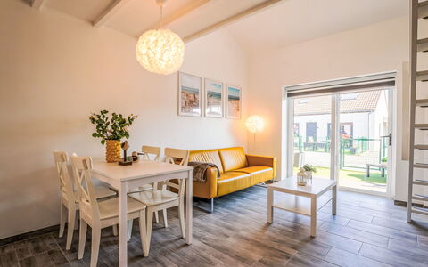 Melrose with Parking: Wood, Interior Design, Flooring, Ceiling, Floor, Furniture, Wood Flooring, Room, Apartment, Living Room