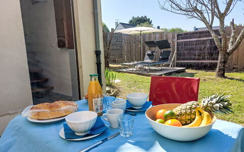Charme de Banastère: Tableware, Furniture, Serveware, Table, Food, Outdoor Furniture, Fruit, Dishware, Chair, Breakfast
