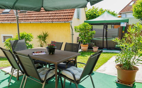 Baum: Furniture, Chair, Outdoor Furniture, Table, Outdoor Table, Umbrella, Shade, Kitchen & Dining Room Table, Garden, Coffee Table
