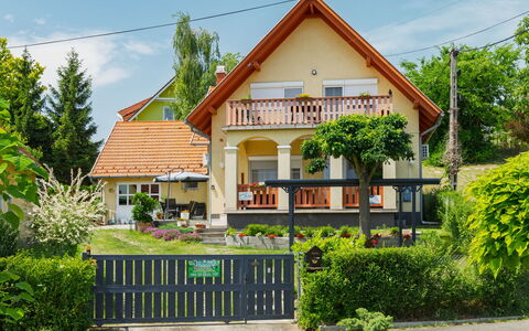 Baum: Building, House, Window, Residential Area, Home, Roof, Shrub, Porch, Cottage