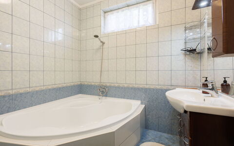 Baum: Bathroom, Plumbing Fixture, Bathtub, Interior Design, Flooring, Bathroom Sink, Floor, Tap, Sink, Ceiling