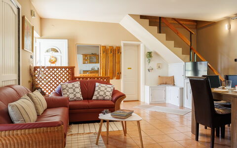 Baum: Furniture, Interior Design, Flooring, Couch, Wall, Floor, Room, Wood, Living Room, Ceiling