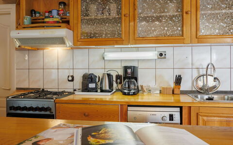 Baum: Kitchen Appliance, Kitchen, Countertop, Cabinetry, Major Appliance, Home Appliance, Wood, Small Appliance, Kitchen Stove, Interior Design