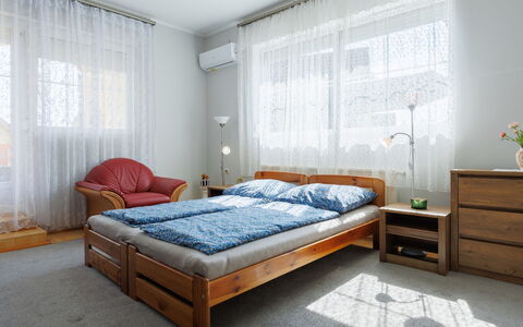 Baum: Furniture, Bed, Bedroom, Interior Design, Flooring, Floor, Bedding, Wood, Bed Sheet, Room