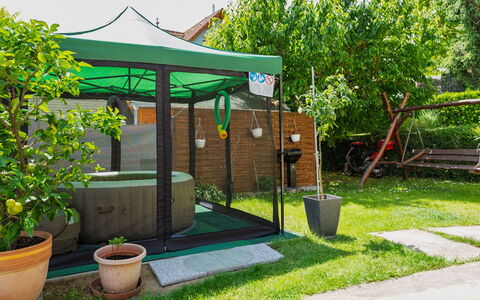 Baum: Garden, Shade, Backyard, Leisure, Outdoor Structure, Yard, Canopy, Lawn, Artificial Turf, Gazebo