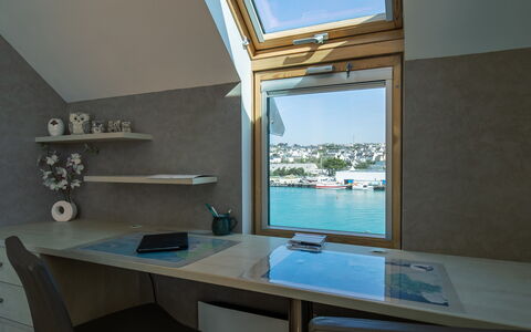 Entre Port et Plages: Interior Design, Wood, Lighting, Room, Ceiling, Apartment, Glass, Daylighting, Design, Chair