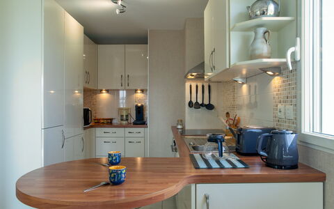Entre Port et Plages: Countertop, Kitchen Appliance, Kitchen, Cabinetry, Interior Design, Furniture, Flooring, Major Appliance, Wood, Light Fixture
