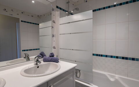 Entre Port et Plages: Plumbing Fixture, Interior Design, Bathroom, Flooring, Floor, Tap, Plumbing, Tile, Sink, Composite Material