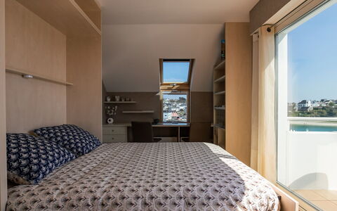 Entre Port et Plages: Interior Design, Furniture, Bedroom, Wall, Flooring, Wood, Floor, Bed, Room, Textile