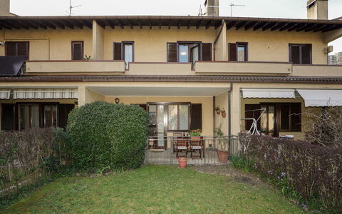 Re.ri: Residential Area, Home, Door, Shade, Balcony, Yard, Hacienda, Courtyard, Houseplant, Backyard