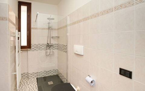 Casa Rigo: Flooring, Bathroom, Floor, Wall, Plumbing Fixture, Interior Design, Toilet, Tile, Plumbing, Tap