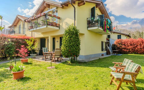 Raul: House, Residential Area, Home, Cottage, Lawn, Estate, Garden, Balcony, Suburb, Villa