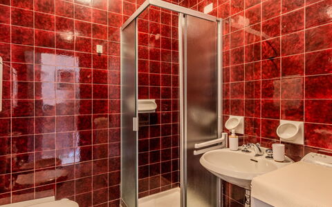 Al Molo: Flooring, Floor, Interior Design, Plumbing Fixture, Ceiling, Plumbing, Tile, Bathroom, Room, Tap