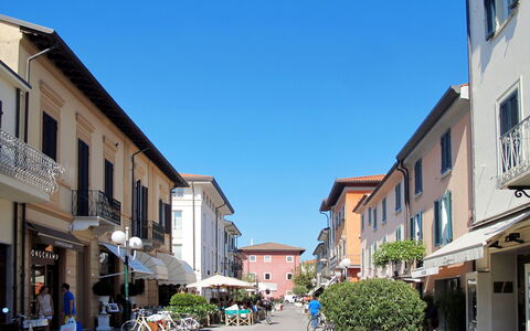 Villino Sonia: Building, Road Surface, Urban Area, City, Town, Residential Area, Street, Public Space, Neighbourhood, Facade