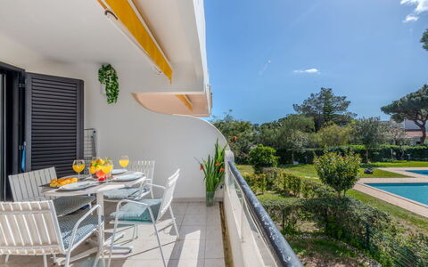 Solar Dos Pinheiros: Furniture, Wood, Interior Design, Cabinetry, Kitchen, Flooring, Countertop, Cupboard, Room, Wood Stain
