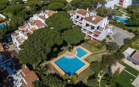Solar Dos Pinheiros: Furniture, Wood, Interior Design, Cabinetry, Kitchen, Flooring, Countertop, Cupboard, Room, Wood Stain