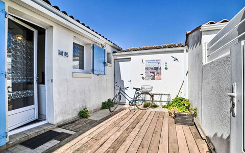 Les Voiliers: Mountain Range, Coast, Balcony, Eco Hotel, Resort, Resort Town, Hotel, Ridge, Sound