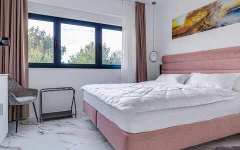 Giny: Bed, Bedroom, Interior Design, Flooring, Floor, Furniture, Linens, Bedding, Bed Sheet, Room