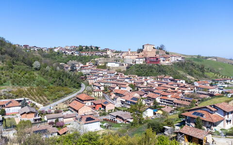 Stordita: Building, Residential Area, Roof, House, Town, Neighbourhood, Landscape, Suburb, Rural Area, Hill